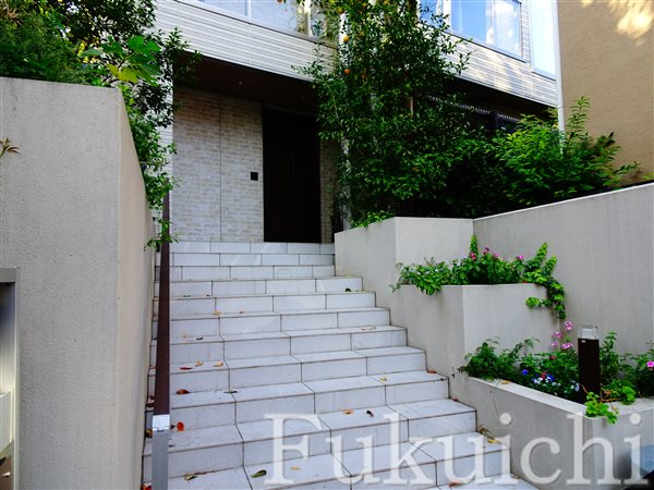 目黒区中目黒3丁目戸建てのエントランス