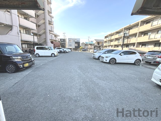 メゾン稲津の駐車場