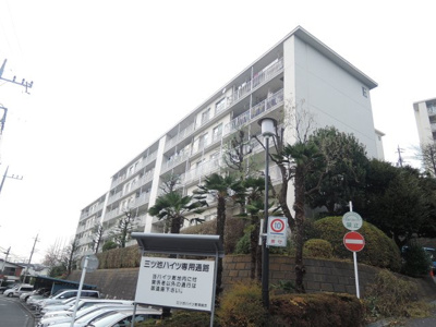 【外観】 | 三ツ池ハイツE棟 | 総戸数109戸、1970年7月築、管理人は日勤勤務につき管理体制良好です♪