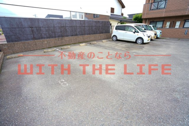 ルーチェクール花畑【キャッシュバック対象物件】の駐車場|駐車スペースもあります