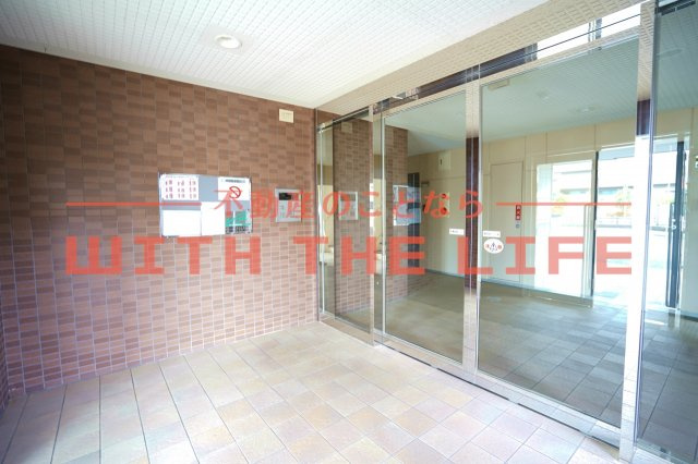 ルーチェクール花畑【キャッシュバック対象物件】のエントランス|ゆとりのあるエントランスです