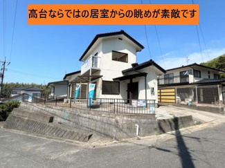 【外観】 | 高台に位置する建物は日当たり良好で住環境もよいです。