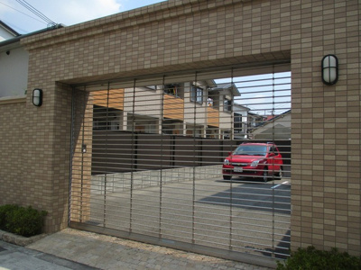 【駐車場】 | ロワイヤルヴァンテ | 駐車場入り口