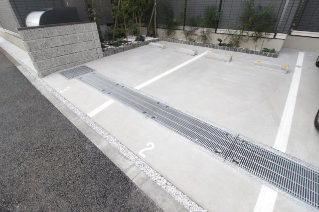 ピュアハイム大倉山の駐車場