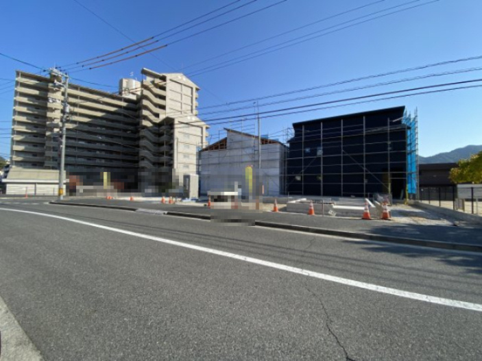 新築戸建　高取北1丁目（Ｄ／Ｄ）の前面道路含む現地写真