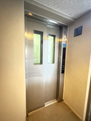 【その他共用部分】 | ヴィルヌーブ東戸塚プレジール | お買い物時やベビーカーの出し入れに便利なエレベーター付です。