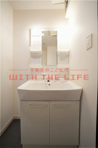 ブランシュール【10,000円キャッシュバック対象物件】の独立洗面台|独立洗面台、小物を置くことができて便利です