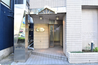 【エントランス】 | お客様を、そして住人を出迎えてくれるマンションのエントランス。ゴミが落ちていないことからも、管理状態の良さや住民の節度の高さが見て取れます。～即日のご見学可能～　お問合せはお気軽にどうぞ。