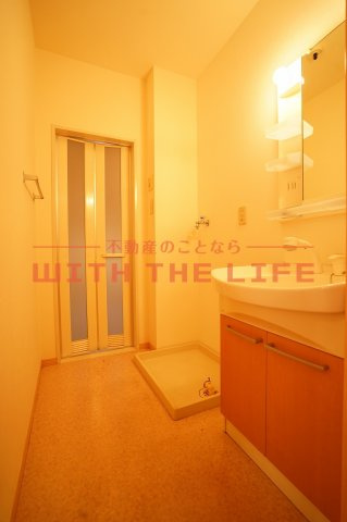 ラヴィーンコート【10,000円キャッシュバック対象物件】の洗面所|明るい洗面所です