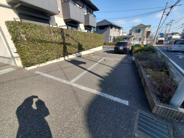 クレストコートDの駐車場