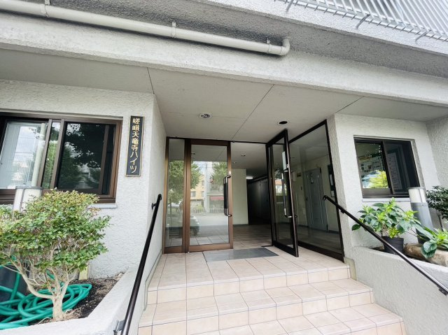 嵯峨天竜寺ハイツのエントランス