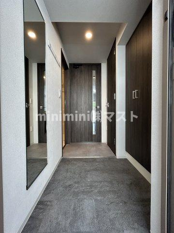 Ｊ．ＧＲＡＮ　Ｃｏｕｒｔ京町堀の玄関|※各階フローリング、建具の色が少し異なります。