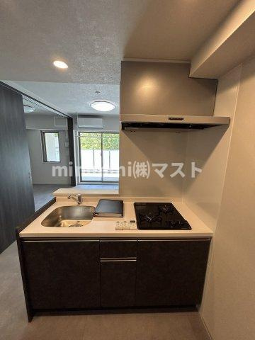 Ｊ．ＧＲＡＮ　Ｃｏｕｒｔ京町堀のキッチン|※各階フローリング、建具の色が少し異なります。