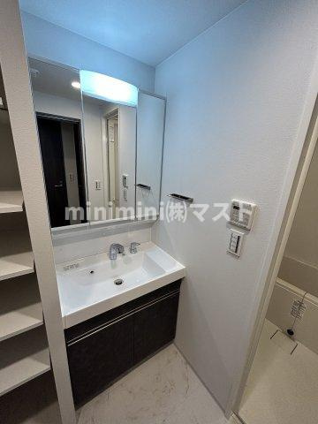 Ｊ．ＧＲＡＮ　Ｃｏｕｒｔ京町堀の洗面所|※各階フローリング、建具の色が少し異なります。