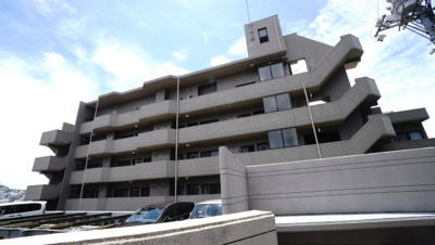 【外観】 | 【上質リノベ】藤和ハイタウン牛田 | 【耐震性】
耐震性の高さを判断するポイントは、
建築確認申請日が1981年6月1日以降の
新耐震基準に適合しているかどうか。
震度６程度の大地震でも
建物が崩壊しないレベルが基準になりました。