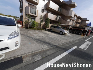 【駐車場】