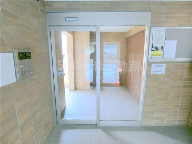 REVVIRGO(レヴヴィルゴ@仲介手数料最大無料のエントランス|エントランス　TVモニター付オートロック宅配BOXメールBOX