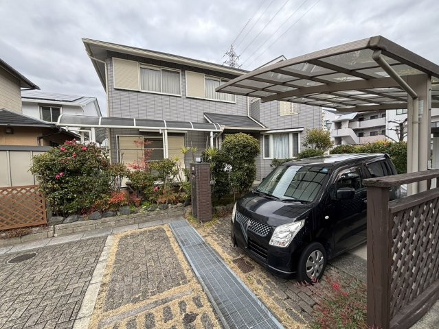 枚方市北山1丁目　中古一戸建ての外観|カーポート付き駐車場