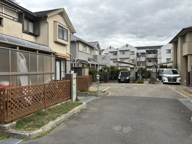 枚方市北山1丁目　中古一戸建ての外観|前面道路が広々