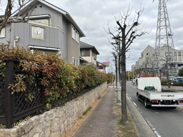枚方市北山1丁目　中古一戸建ての前面道路含む現地写真|前面道路含む現地写真です