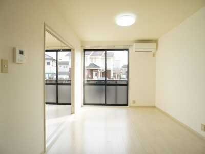 【居間・リビング】 | ラフォーレ・アバンセA | 快適に過ごせるエアコンが付いています♪