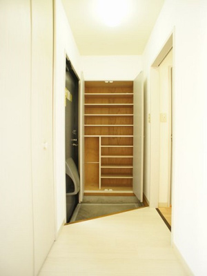 【玄関】 | ラフォーレ・アバンセA | たくさん収納できるシューズボックスが付いています♪