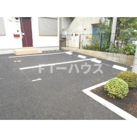 プレステージ五番館の駐車場