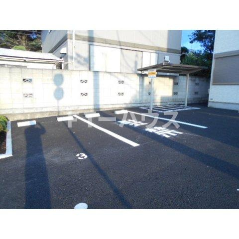 プレステージ五番館の駐車場