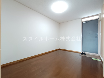 【居間・リビング】 | Pine　Well駅前　B棟