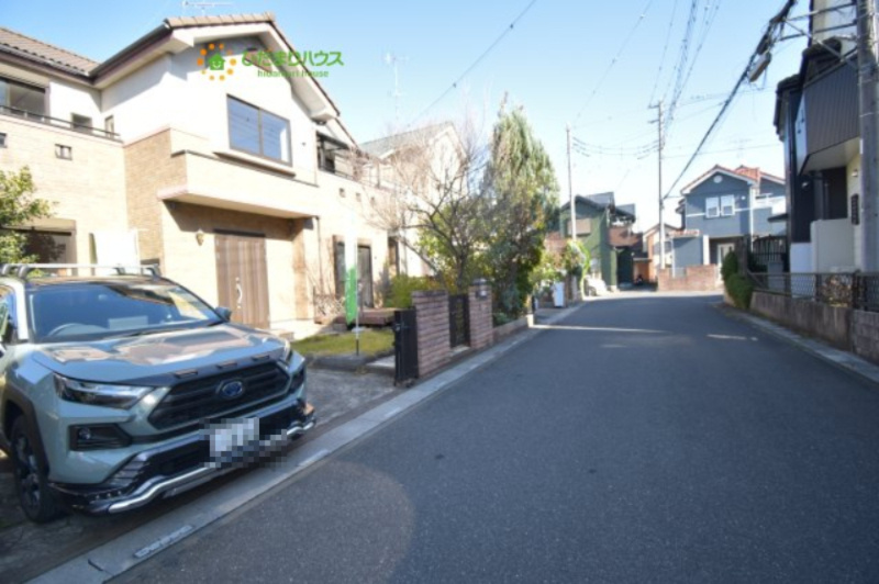 北本市石戸宿4丁目　中古一戸建ての前面道路含む現地写真