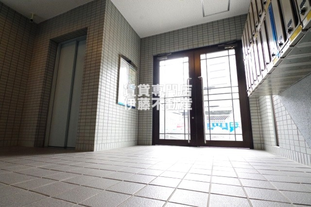 メゾン黒川のロビー|エレベーター＆集合ポスト