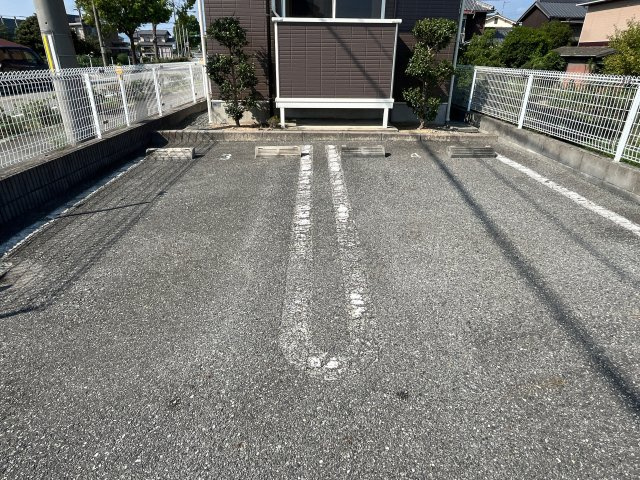 メゾンドエトワールの駐車場