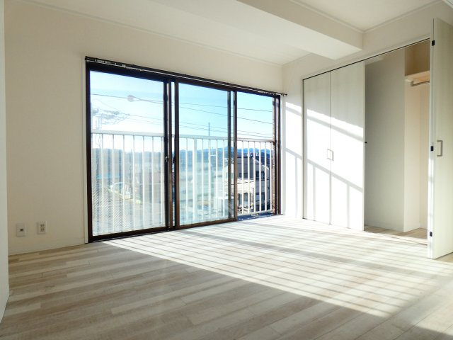 【居間・リビング】 | 開放的なリビングスペースです。