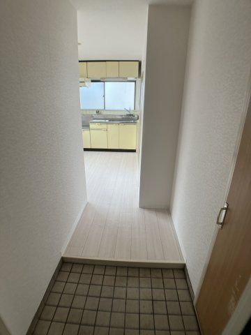 【玄関】 | コーポラス野里 | 明るい玄関です