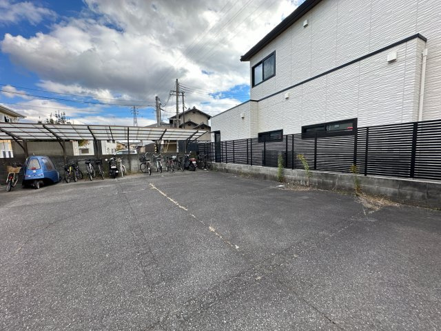 ノーブル青山Ⅱの駐車場