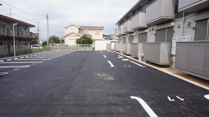 サン　ルミエール相川の駐車場