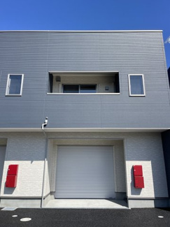 【エントランス】 | シャッター前の軒が深いのでガレージ内が雨に濡れにくく直射日光も入りません