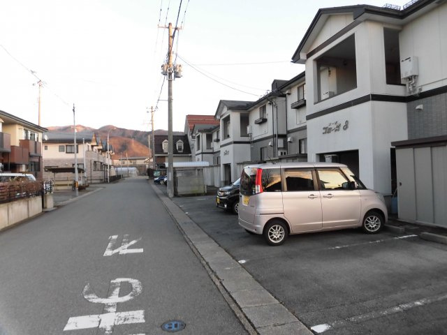 コーポフローラfの駐車場