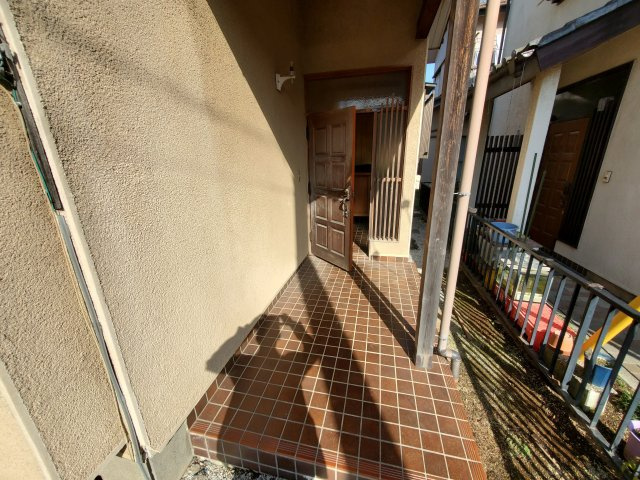 小溝貸戸建てのエントランス