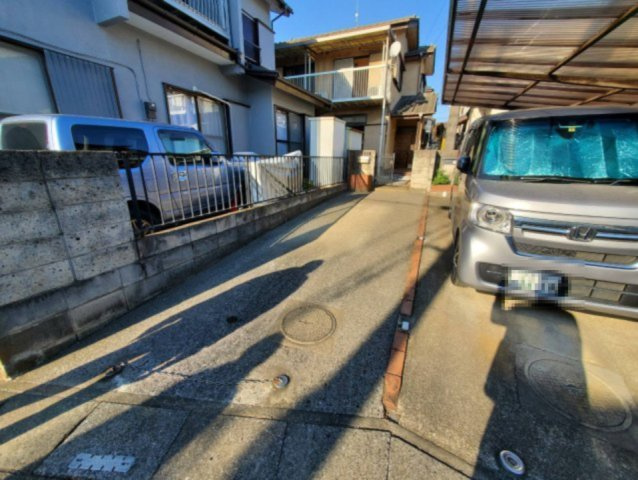 小溝貸戸建ての駐車場|駐車場があるので、車を買う予定の方も安心です