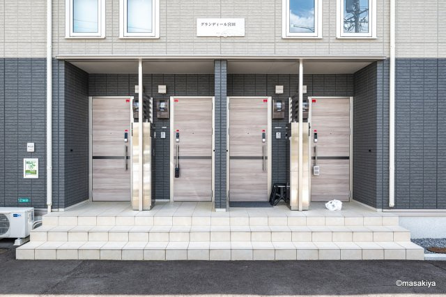 グランディール宮田のエントランス