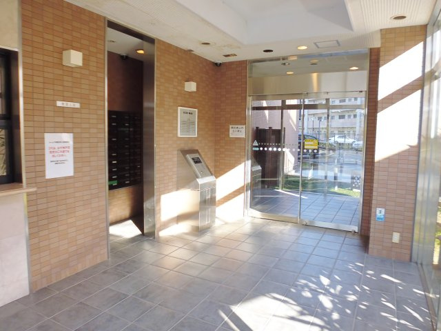 ルームズ学園北町のエントランス