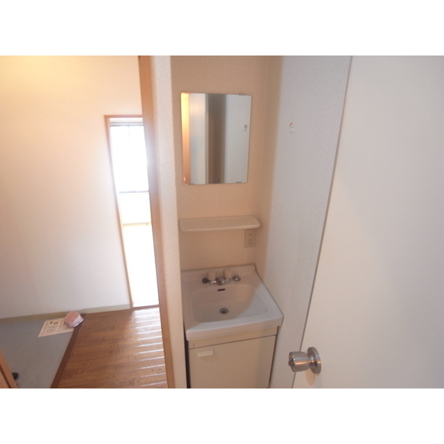 コーポラス田主丸Ⅱ【キャッシュバック対象物件】の独立洗面台|独立洗面台、小物を置くことができて便利です