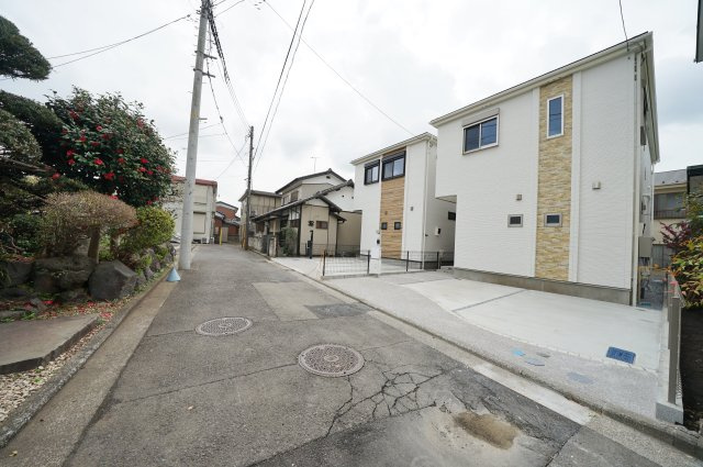 【横浜市瀬谷区宮沢２丁目6-8全２棟新築戸建て２号棟】★仲介手数料無料★（南瀬谷学校・南瀬谷中学校）の前面道路含む現地写真