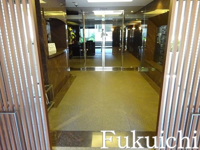 ロイヤルハウス都立大のエントランス