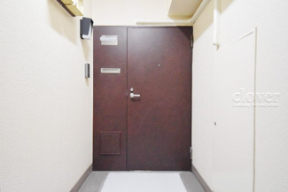 【その他共用部分】 | 皆様をお迎えする、お部屋の玄関ドア。開けやすさや開放角度、ドアノブの操作しやすさや鍵の形状などを、現地で一度ご確認ください。～即日のご見学可能～　お問合せはお気軽にどうぞ。
