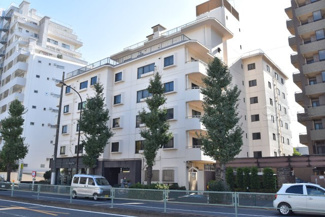【外観】 | 青空によく映える建物です。手入れの行き届いた外壁やマンション正面エントランスなど、綺麗な姿をぜひ一度、現地にてご覧ください。～即日のご見学可能～　お問合せはお気軽にどうぞ。
