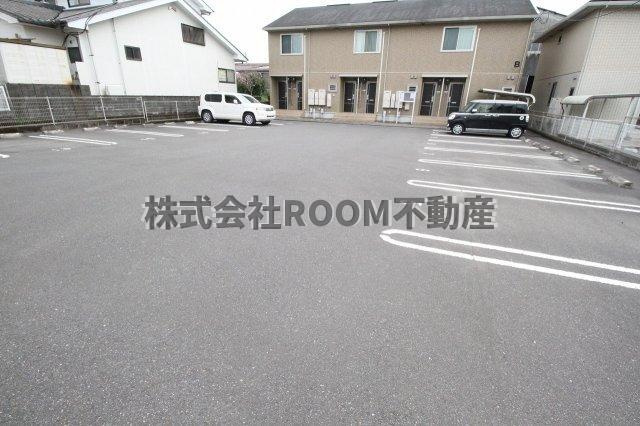ガレント吉尾　A棟の駐車場|駐車スペースもあります