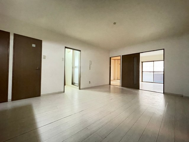 パセオ摂津2の居間・リビング