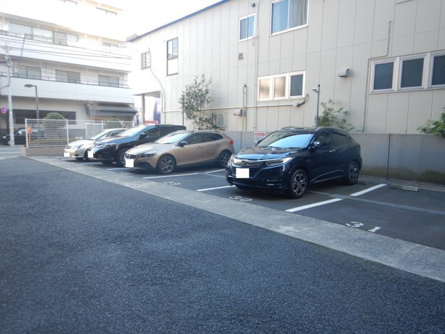 サーパス菊川の駐車場